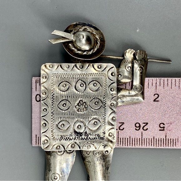 Vintage Sterling Silver Peruvian Brooch Flute Player in Ethnic Dress Stamped 925 - Picture 12 of 16